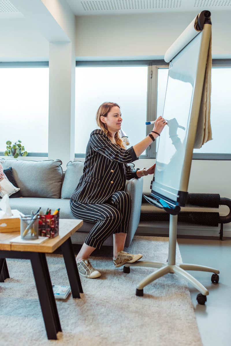 Sharon schrijft op haar whiteboard