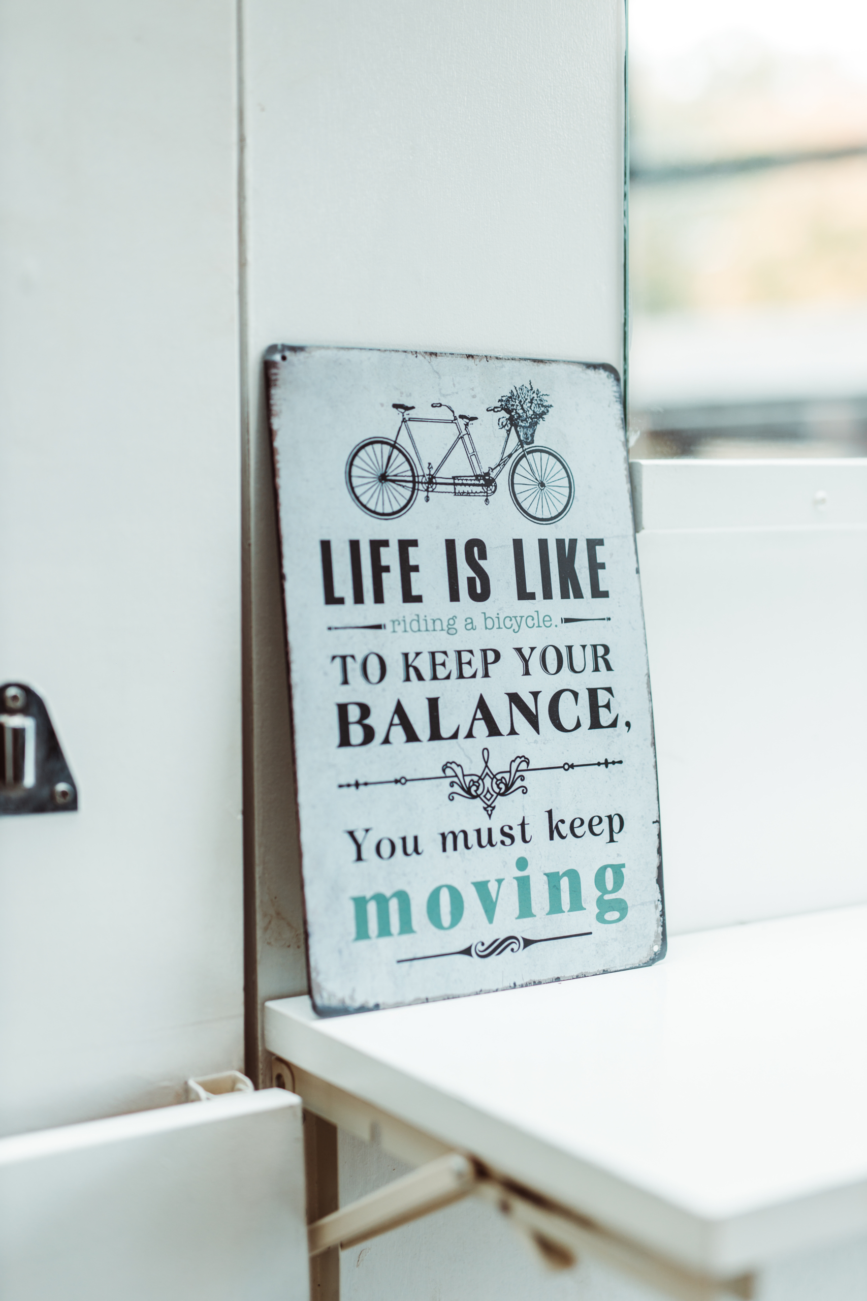 Plakaat met quote: Keep moving