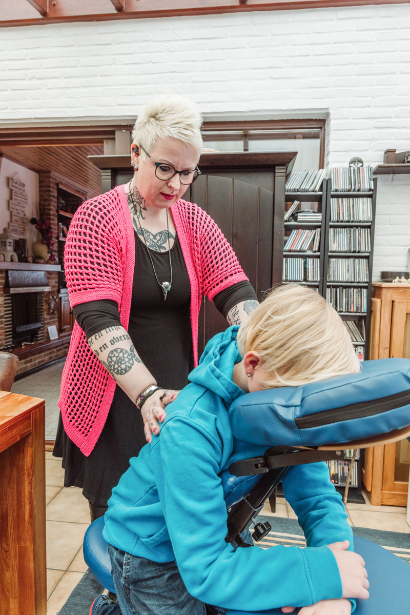 Wendy behandelt een patient.