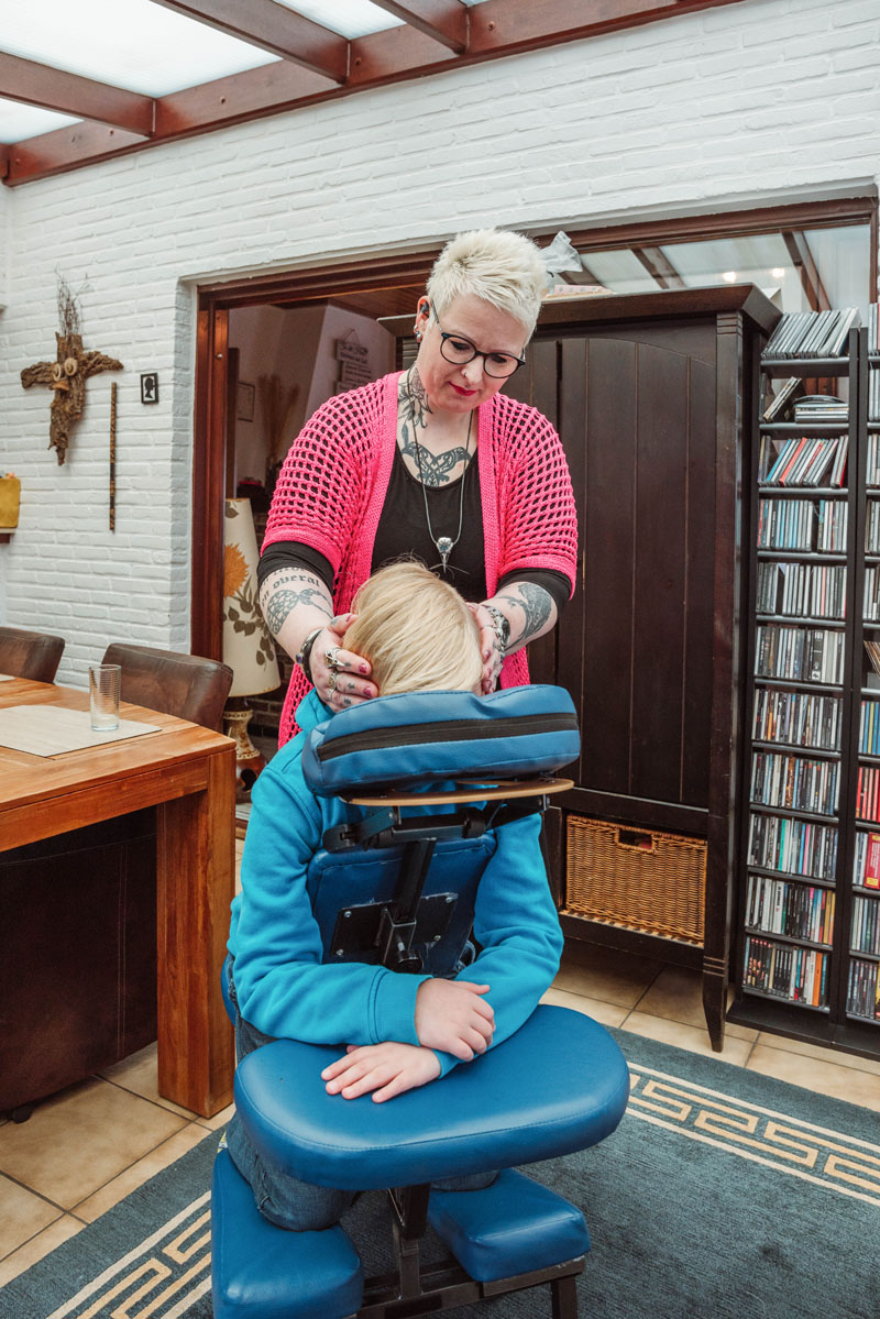 Wendy behandelt een patient.