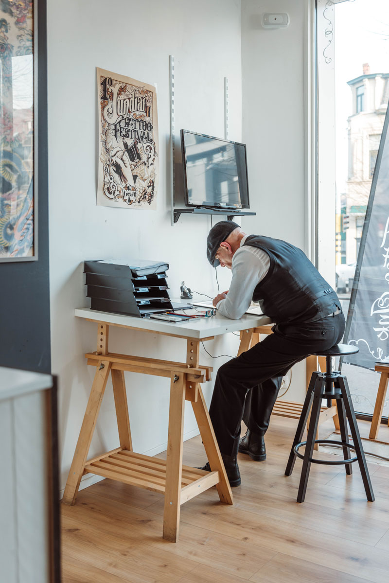 tattoo artist aan het tekenen