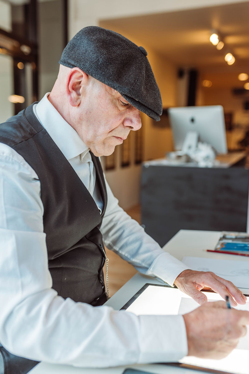 tattoo artist aan het tekenen