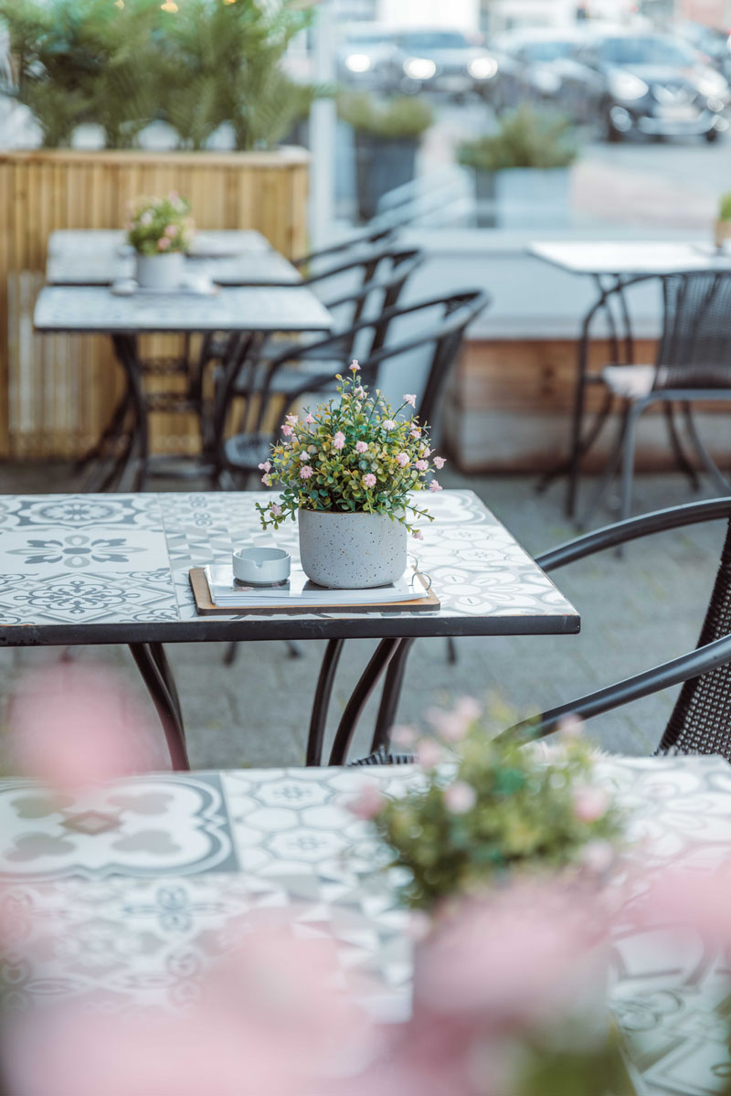 Tafeltjes buiten op het terras