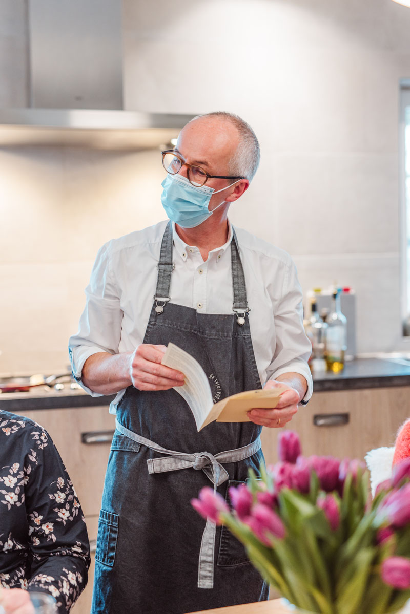 Frank leest het menu voor