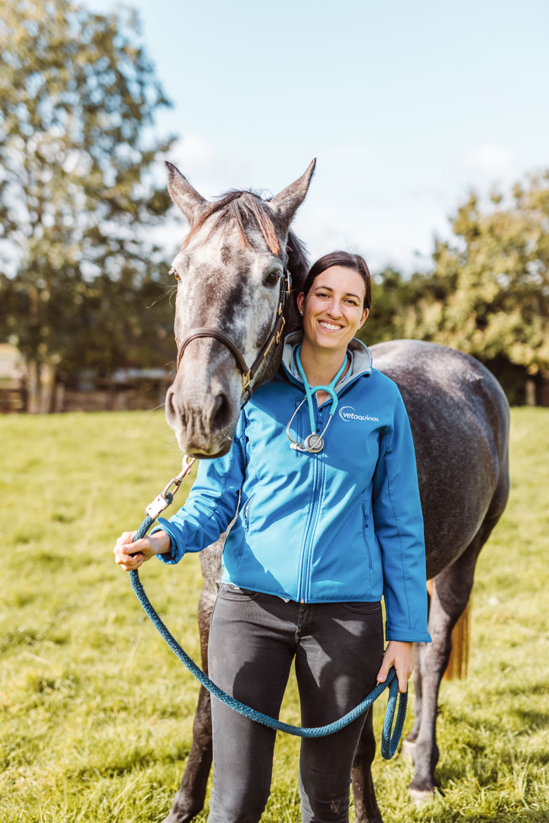 Dierenarts Katelyne samen met een paard