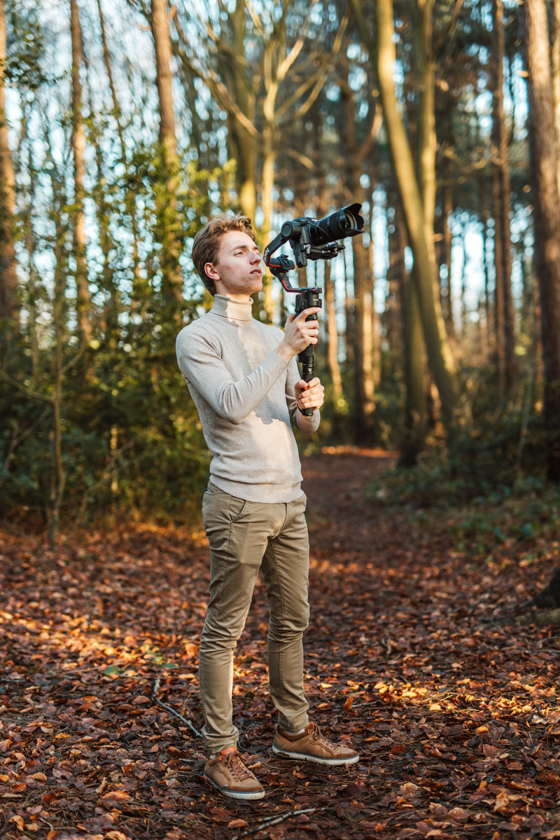 Gerben fotografeert in een bos