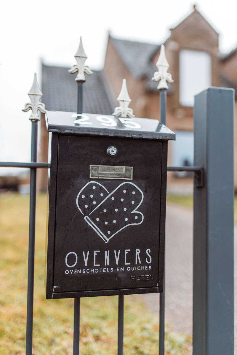 Logo ovenvers op de zwarte brievenbus.