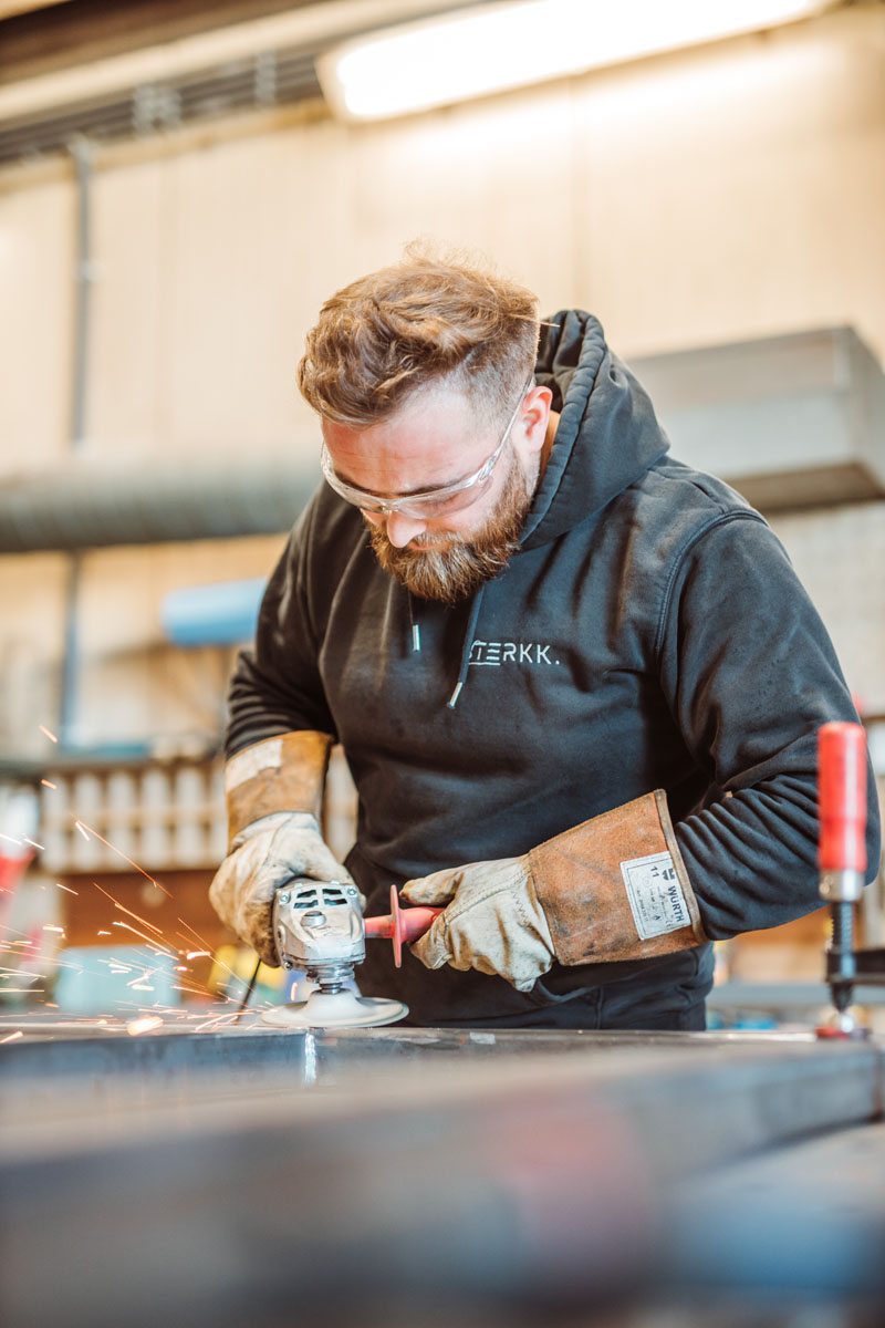 Domien aan het slijpen in zijn atelier