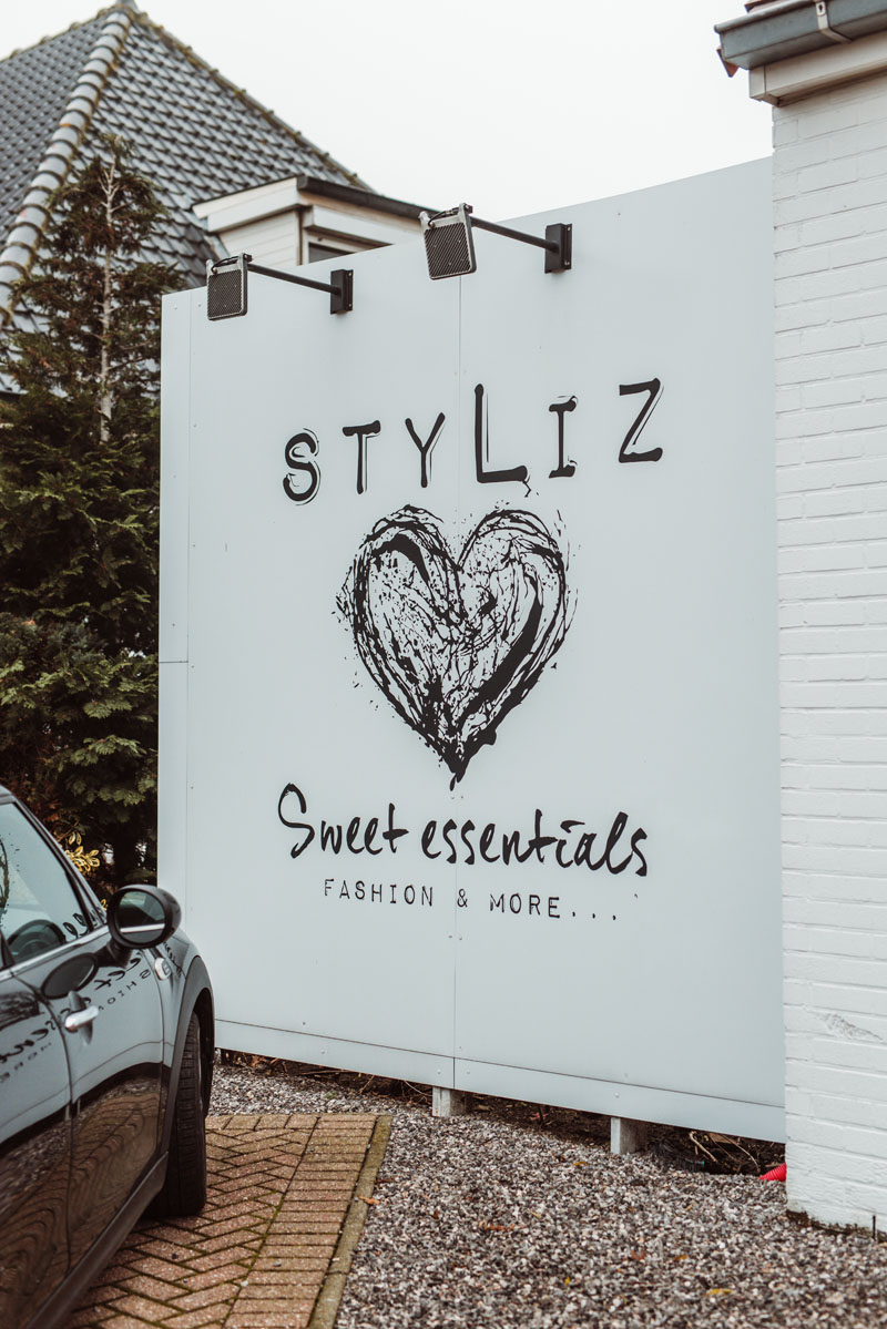 Styliz logo op de voorgevel.