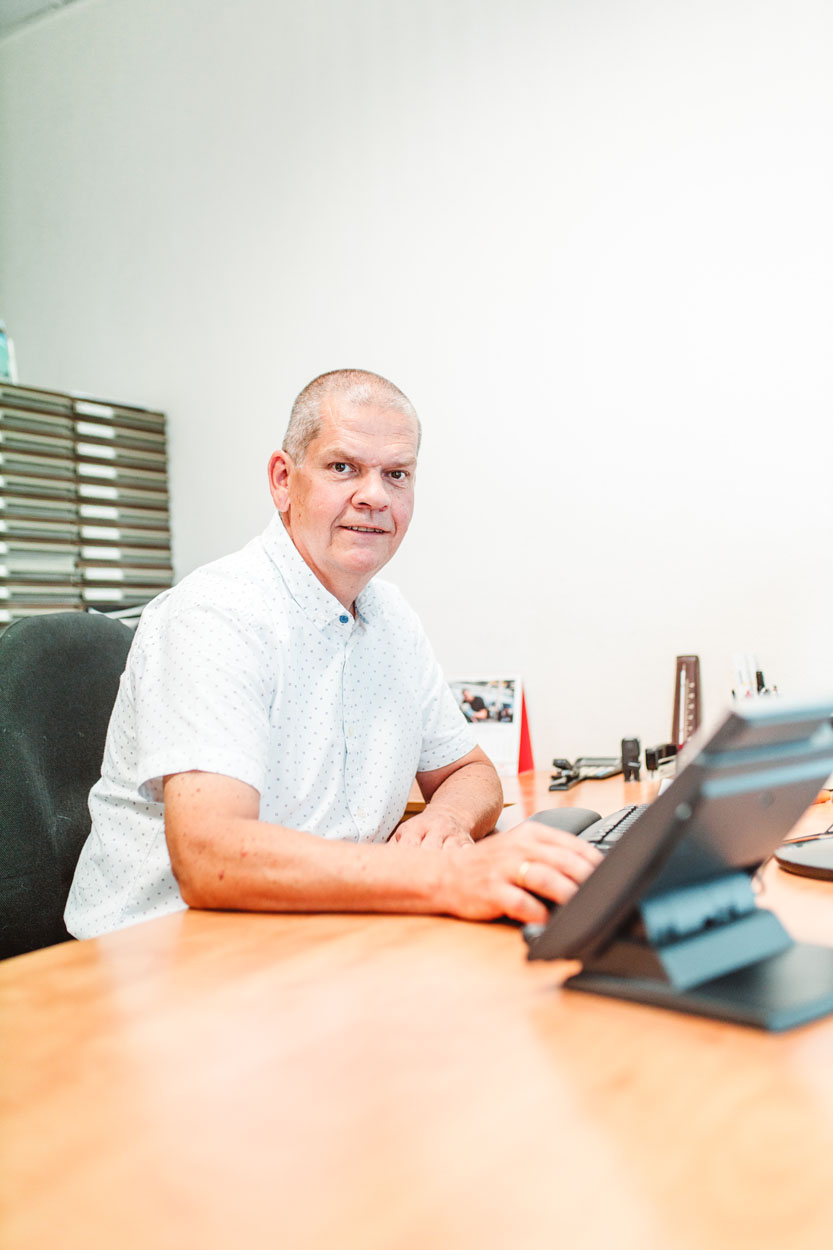 Portret van Frank aan het werk.