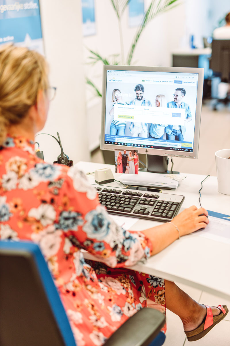 Vrouw is op haar computer aan het werken.