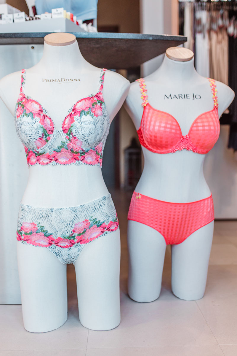 Twee paspoppen met een lingerie set aan. Eentje van Marie Jo en een ander van Prima Donna