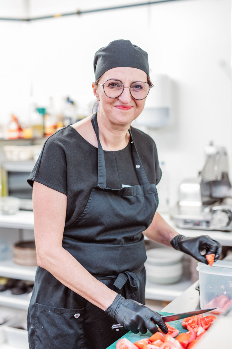 Een glimlachende chef-kok.