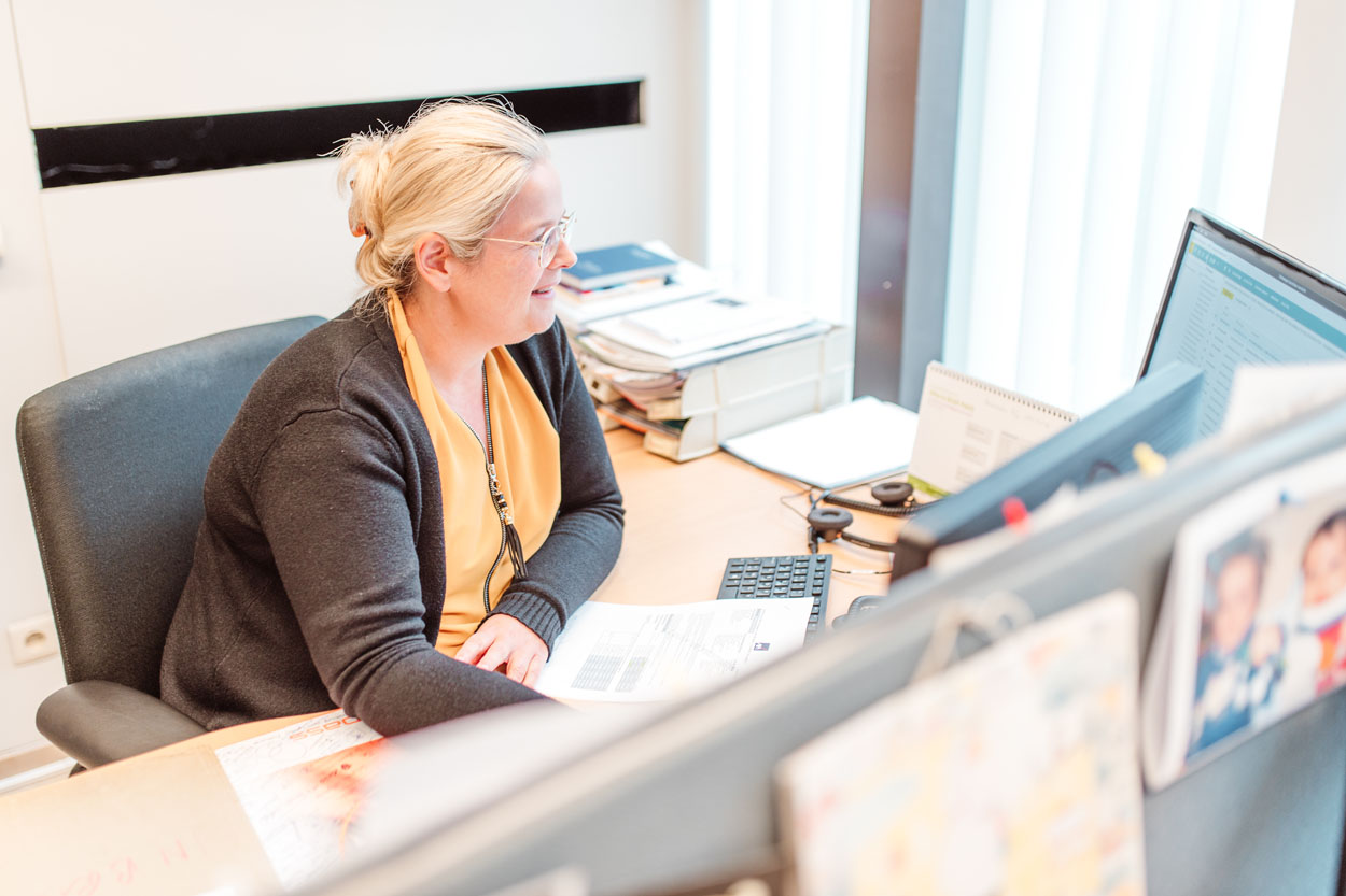 Nathalie aan het werk achter haar bureau