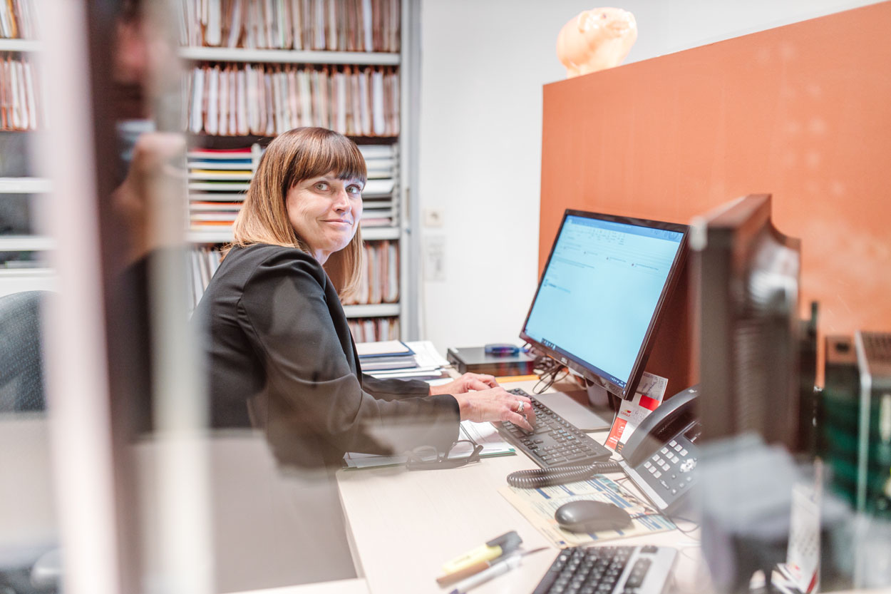 Portret van Dominique achter haar computer