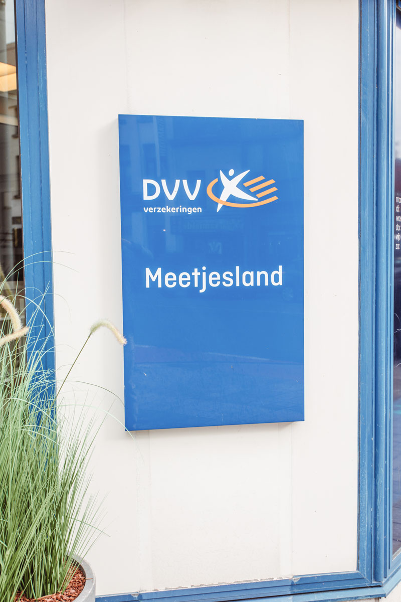 Logo van DVV Meetjesland dat op de gevel hangt.