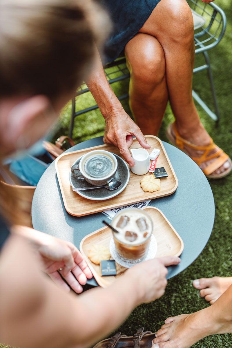 Koffies die op plankjes geserveerd worden, worden op tafel gezet.