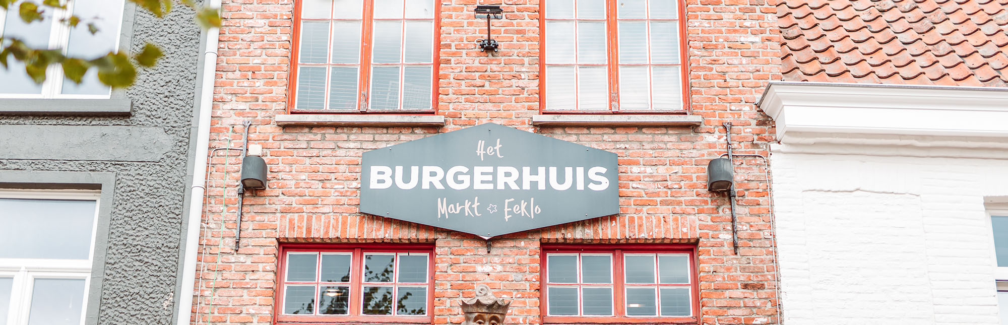 Logo van het burgerhuis op de gevel