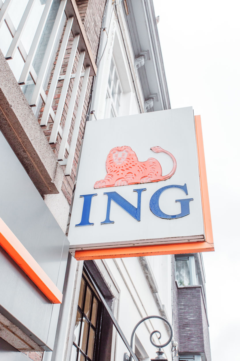 Logo ING Eeklo dat aan de gevel hangt.