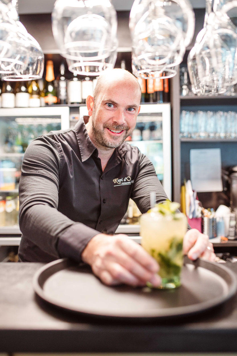 Jimmy geeft een cocktail.