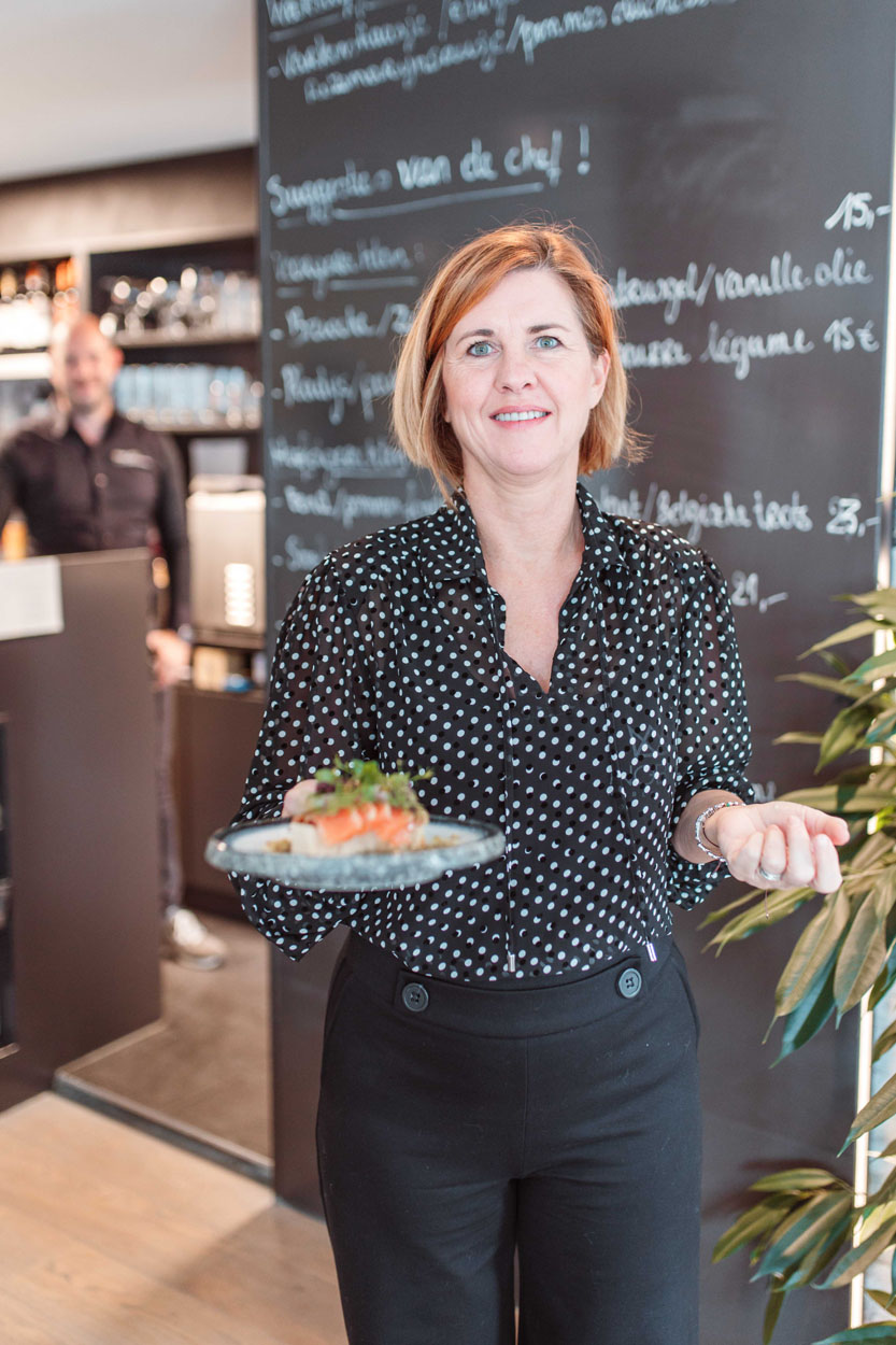 Martine brent een gerecht naar de klant.