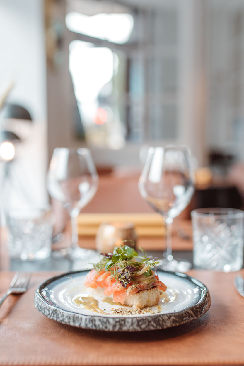 Close up van een zalm toast gerecht dat op een tafel staat.