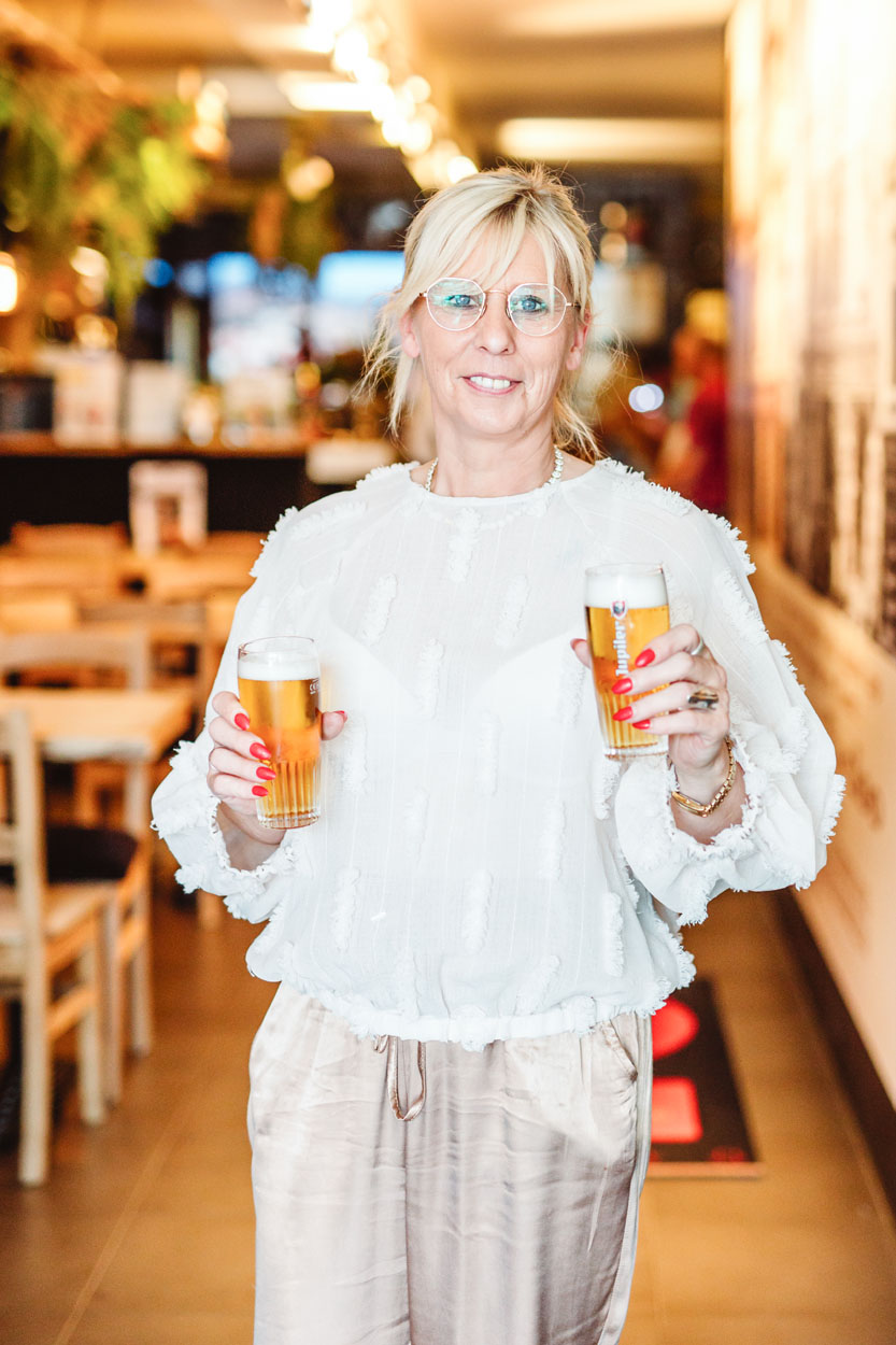 2 pintjes worden met grote glimlach naar de klanten gebracht.