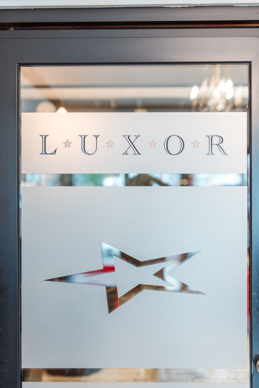 Het Luxor logo op de deur.