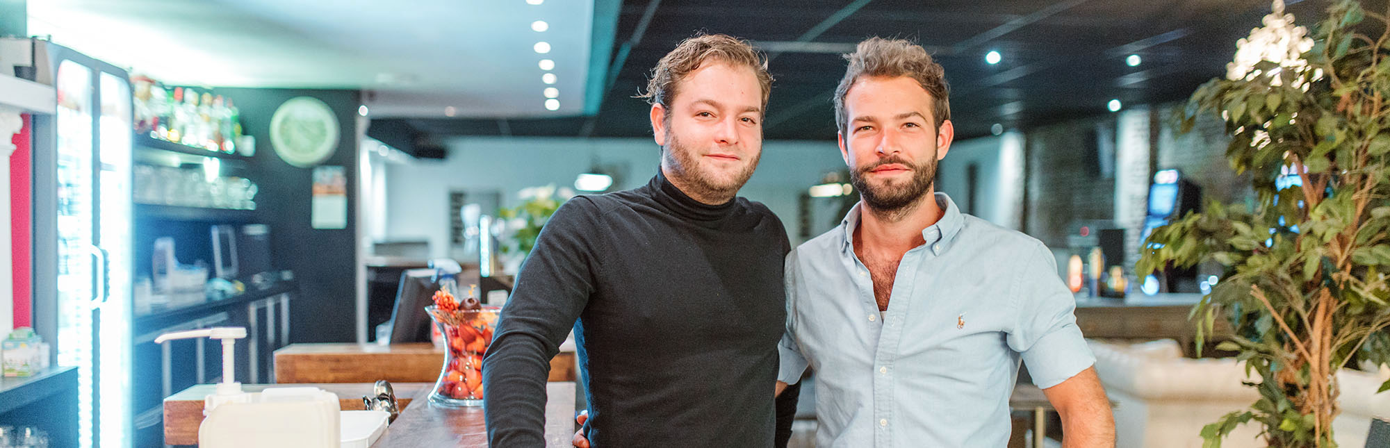 Portret van leonard en Sébastien, zaakvoerders van Café Luxor.