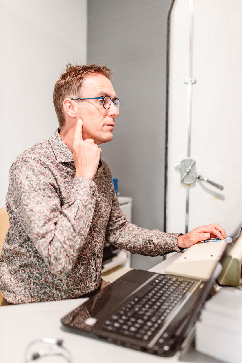 Bart aan het werk met zijn wijsvinger wijzend naar zijn oor.