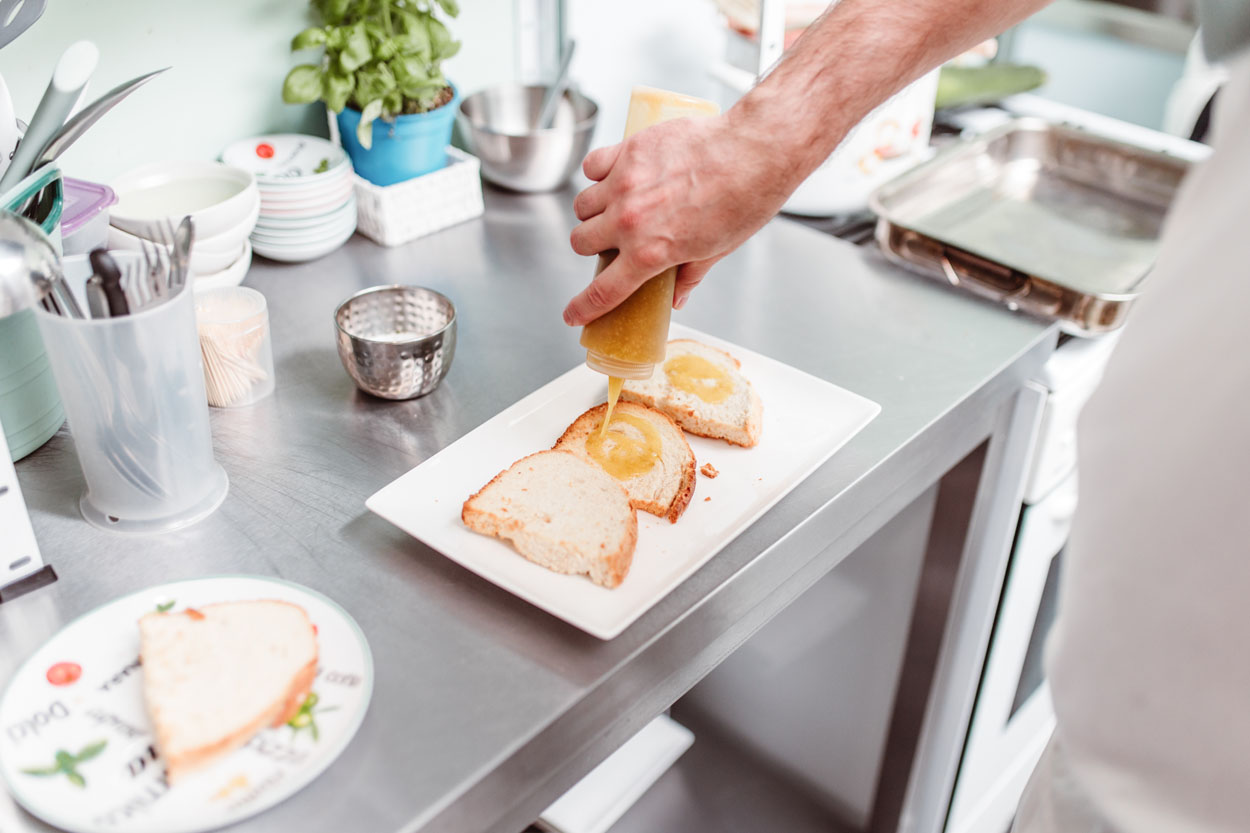 Toast wordt klaar gemaakt.