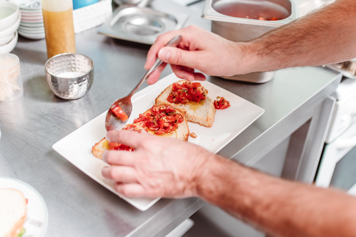 tapenade wordt over toast gedaan.