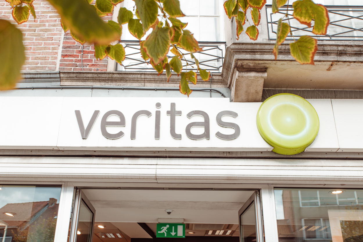 Vertias logo aan de buitenkant van de zaak.