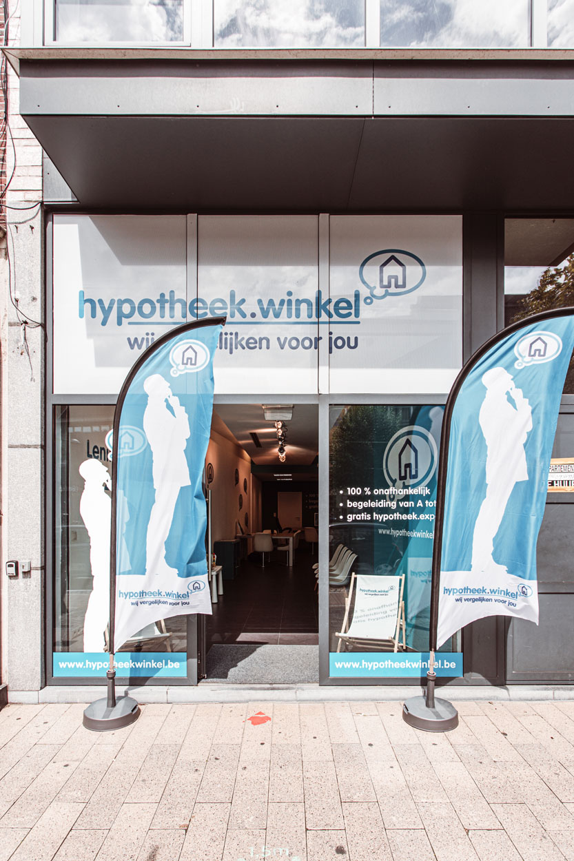 Gevel van hypotheek.winkel Eeklo met ervoor 2 banners.