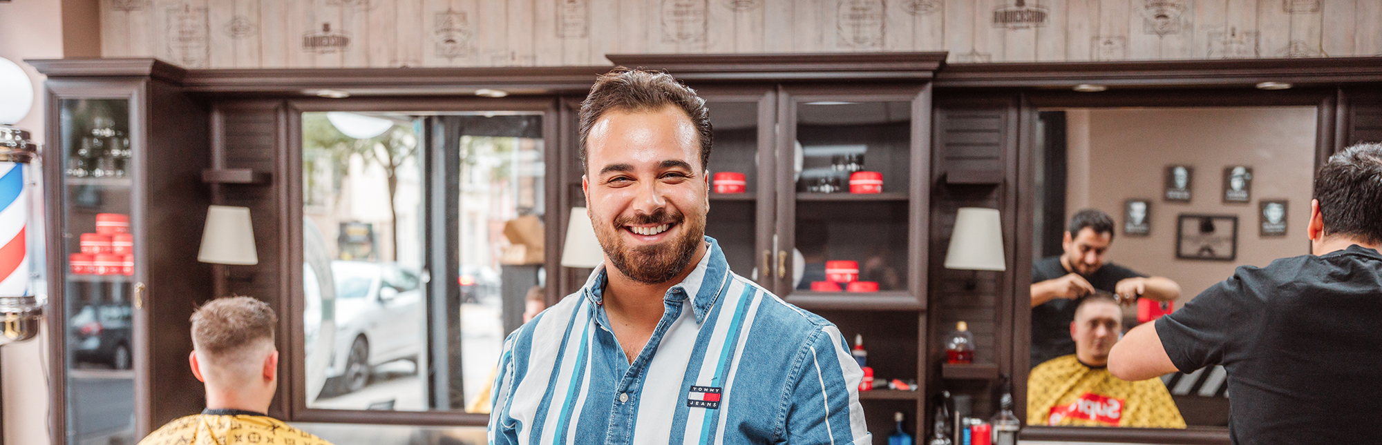 Portret van Aziz in zijn barbiers zaak.