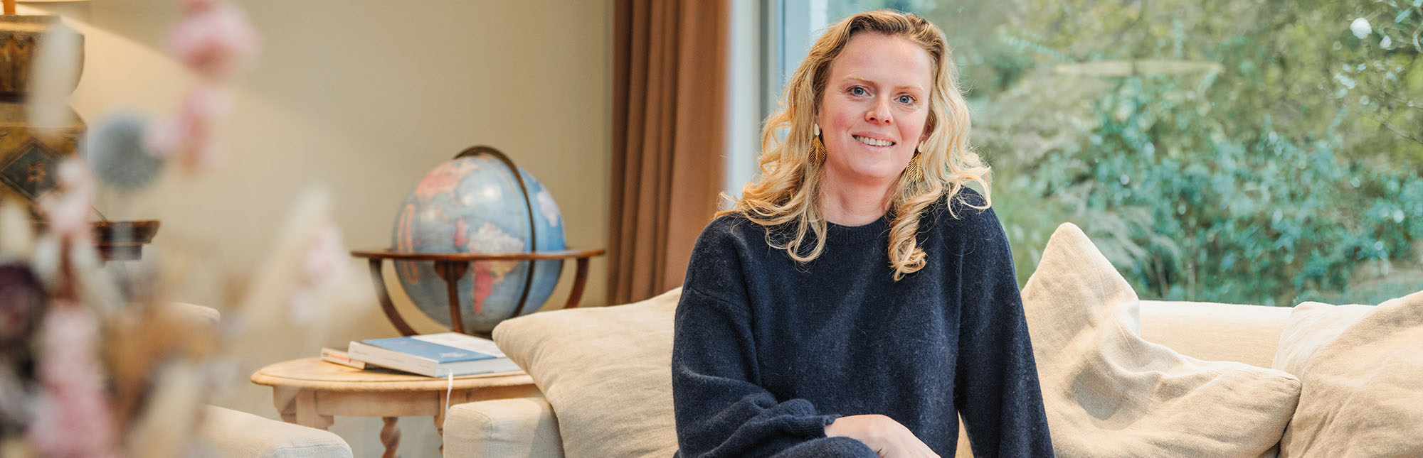 Portret van Annelies in één van de prachtige kamers.