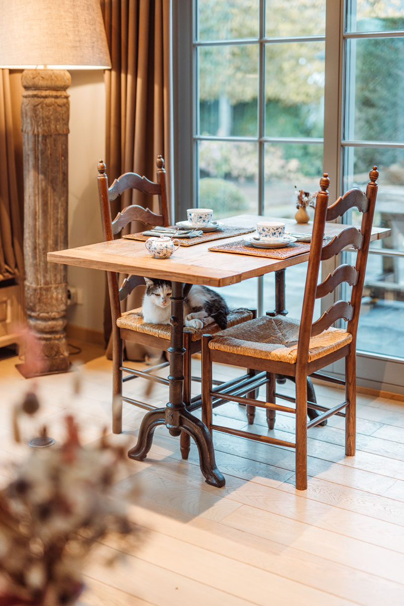 Gedekte tafel met twee houten stoelen