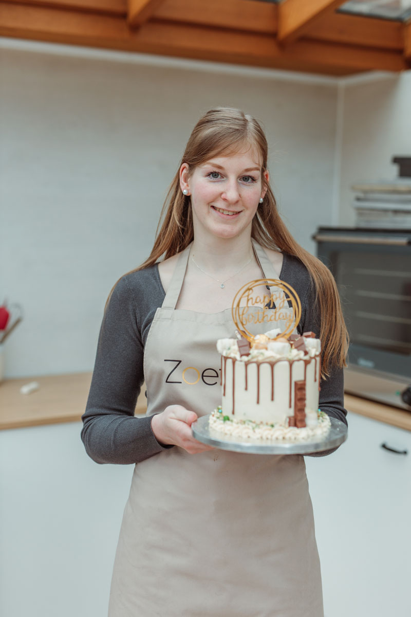 Portret van Angelique met taart in haar handen.