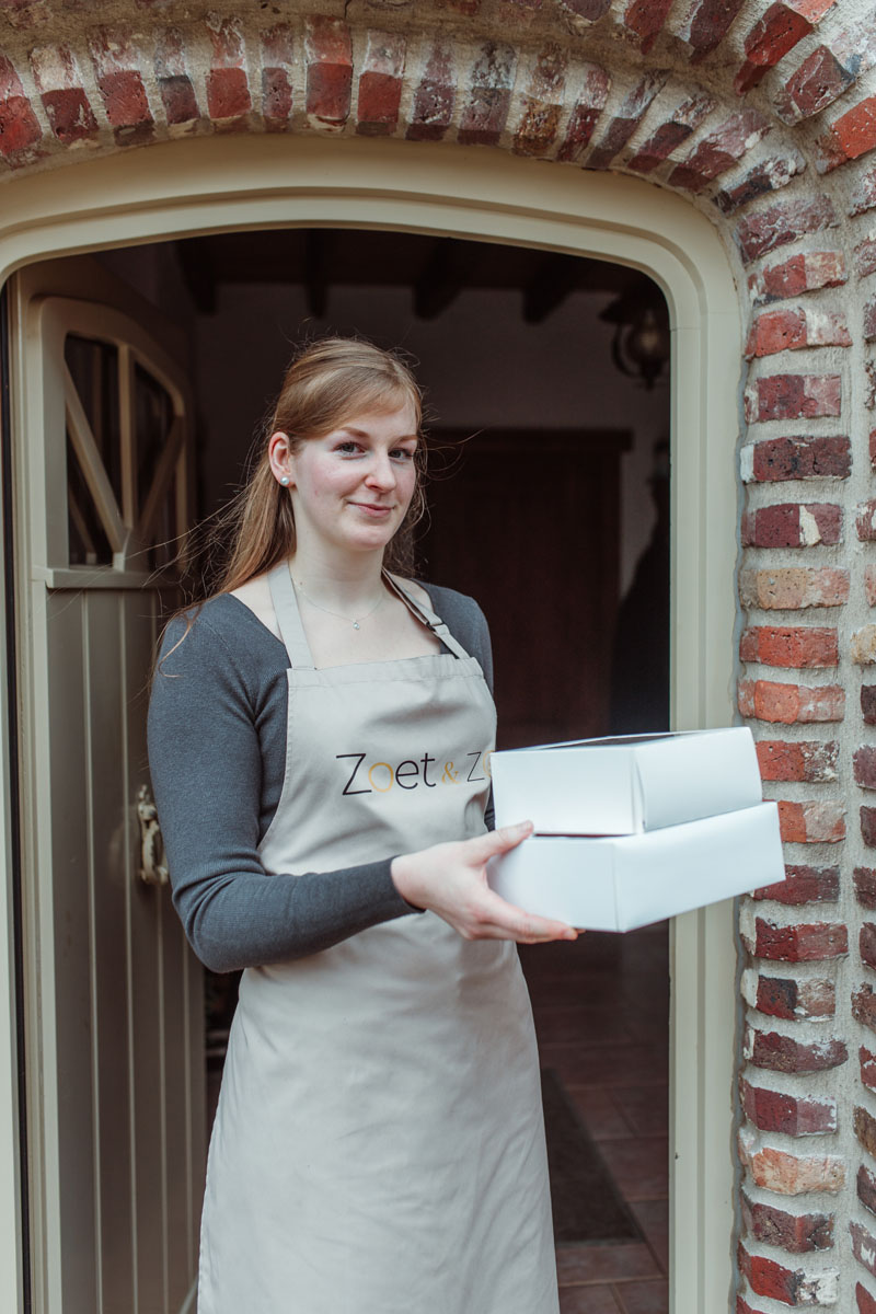 Angelique levert taarten aan een klant af.