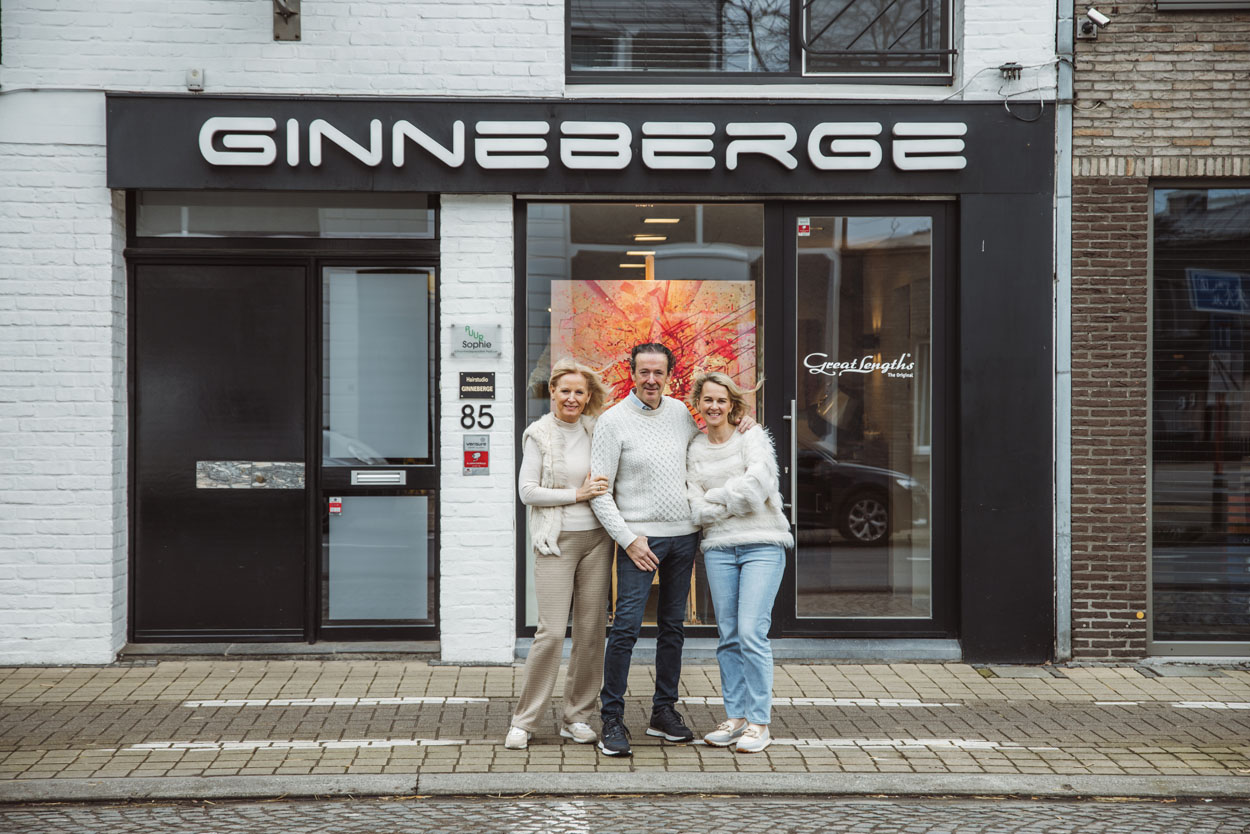 Portret van het Ginneberge team aan hun gevel.